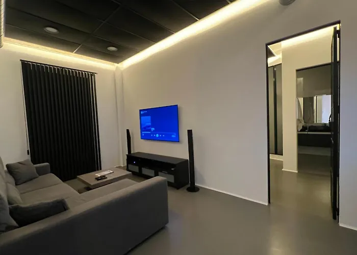 One Bedroom, Bed, Sofa Bed, Home-office, Modern, Quiet, Fully Equipped, Powerful Ac, 300 Mbps Fibre, Washer And Dryer Apartment *