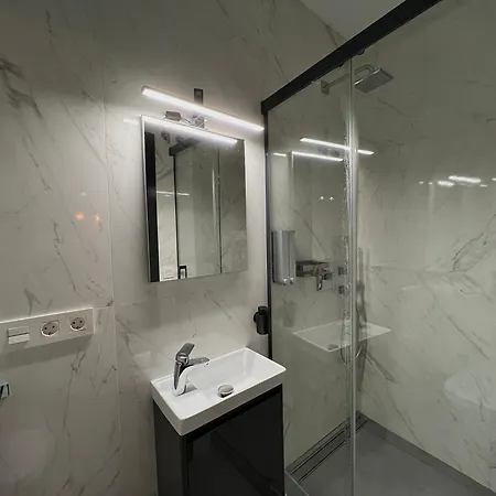 Apartment One Bedroom, Bed, Sofa Bed, Home-office, Modern, Quiet, Fully Equipped, Powerful Ac, 300 Mbps Fibre, Washer And Dryer